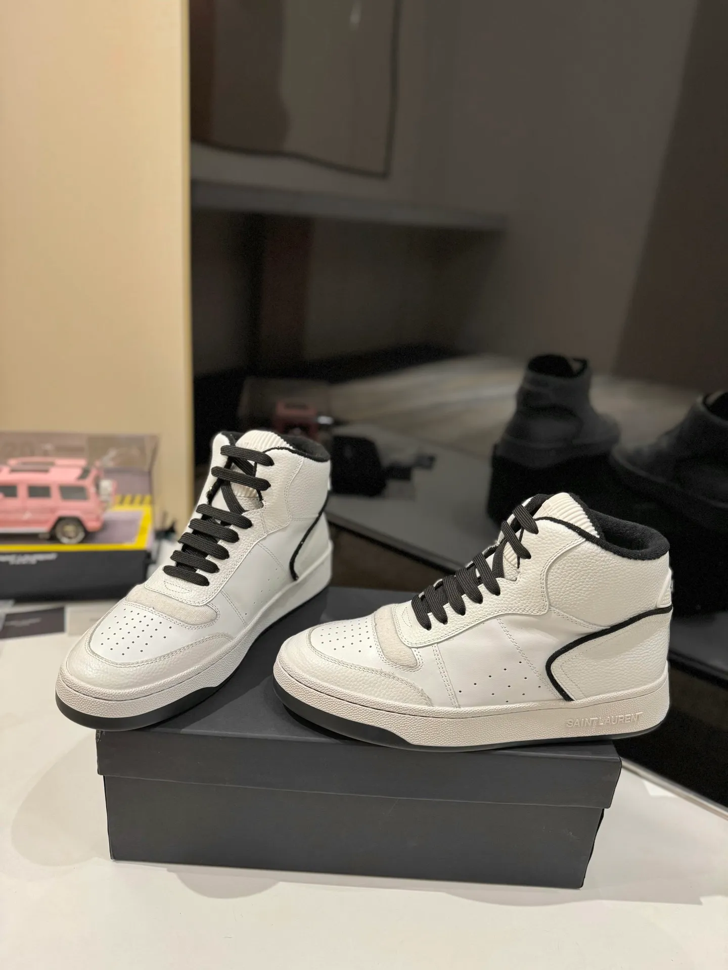👟👟Ex-factory price 680👟👟 [High version for couples] YSL SAINT LAURENT Yves Saint Laurent SL61, the latest popular casual series in spring and summer...👍👍 Yves Saint Laurent SL61, original purchase, 1:1 replica, fresh blood injection and casual retro design, super good-looking and versatile, the upper is made of cowhide punching and splicing, the upper is super soft , lightweight and comfortable to match with sweatshirts, it is recommended to have one pair in each hand😁 ✅Fabric: Original customized cowhide ➕Punching process ➕Last process ✅Inner lining: Original towel lining ✅Feet: Original customized cowhide ✅Outsole: Original molded two-color bottom ✅Packaging: Original full set of packaging ✅Code number: 35-46 (Female 41.42. Male 38.45.46 Customized, non-returnable)